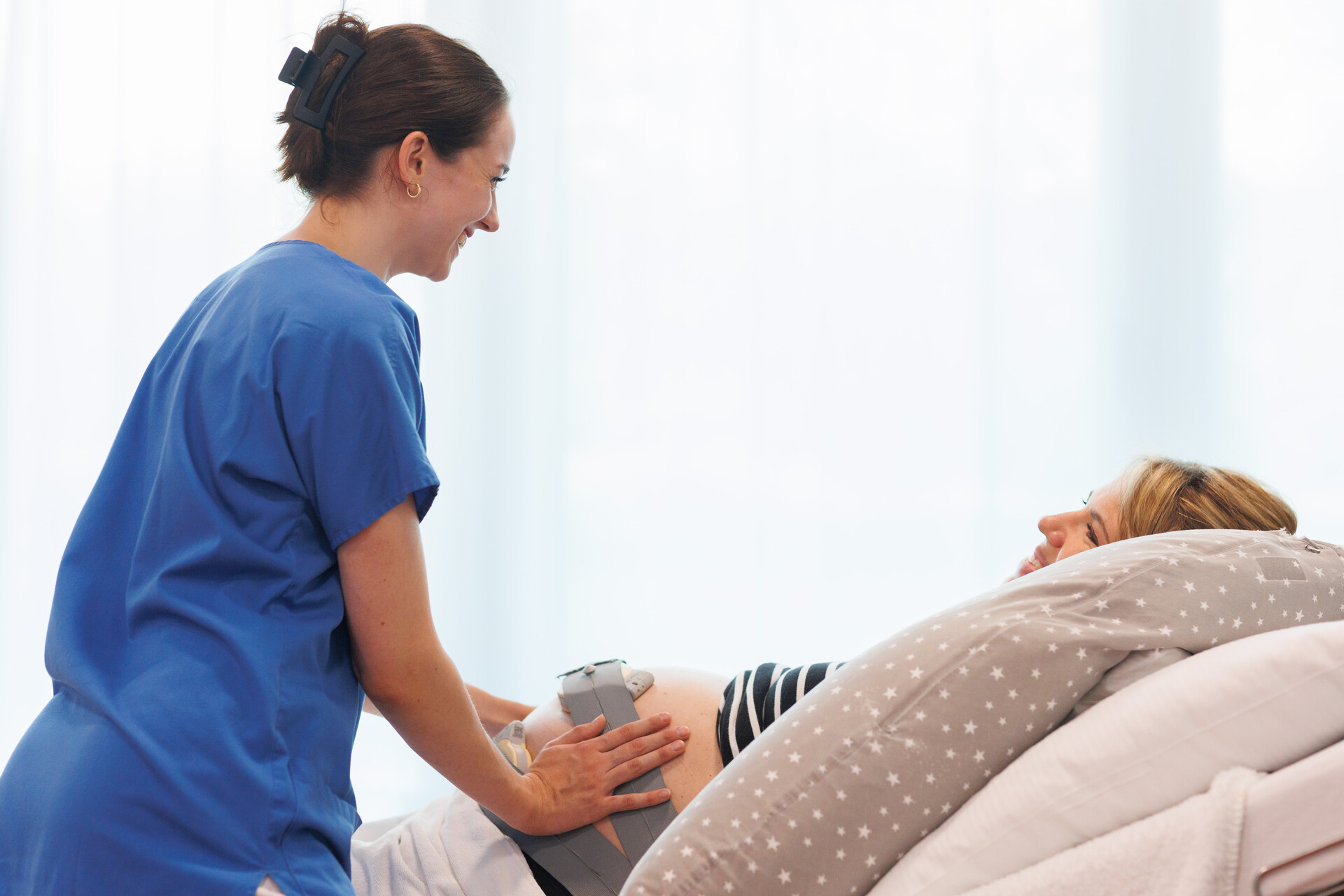 Hebamme untersucht eine Patientin.
